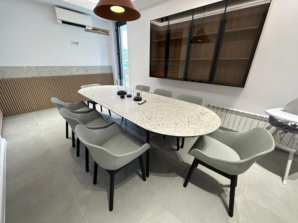 Masă Ovală din Terrazzo cu Scaune Sage