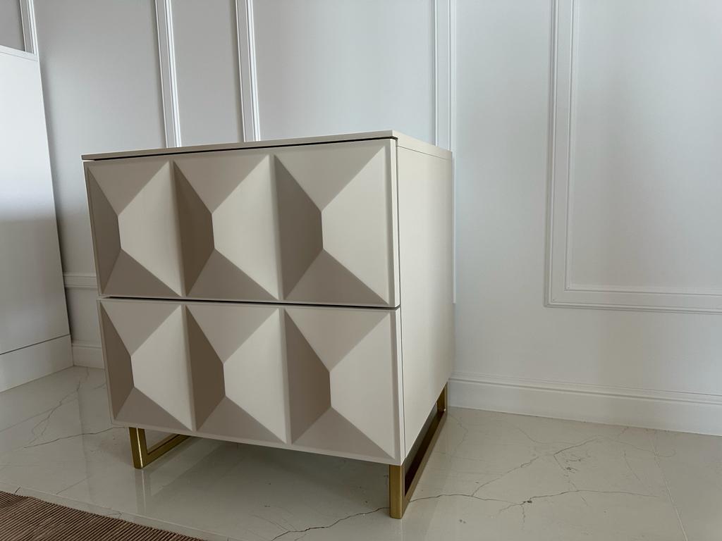 Noptieră cu Fronturi Geometrice 3D